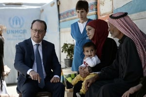 Le président Hollande rencontre une famille de réfugiés syriens dans un camp près de Zahle, dans la vallée de la Bekaa au Liban, le 17 avril 2016. © Stéphane De Sakutin/AFP
