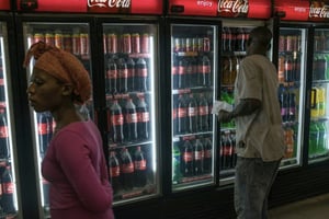 Des Sud-Africains devant des distributeurs de soda à Zandspruit, près de Johannesburg, le 15 mars 2016. © Mujahid Safodien/AFP