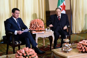 Le Premier ministre français Manuel Valls (G) et le président algérien Abdelaziz Bouteflika, lors de la rencontre où a été prise la photo qui a mis le feu aux poudres, le 10 avril 2016 à Zeralda. © AFP