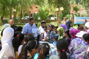 Khadija Haddane assiste à une activité pour les enfants de l’école primaire de Tinghir, organisée par l’association marocaine des droits de l’homme (AMDH) à Tinghir. © AMDH