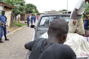 Des corps transportés à l’arrière d’un pick-up alors que la police patrouille dans les rues de Nyakabiga, un quartier de Bujumbura, le 12 décembre 2015. © STR/AP/SIPA