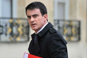 Le Premier ministre français Manuel Valls durci le ton face aux binationaux accusés d’actes terroristes © Kamil Zihnioglu/AP/SIPA