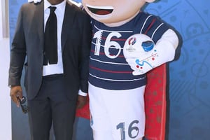 Basile Boli posant aux côtés de la mascotte de l’Euro 2016, le 10 juin 2015. © Jacques Brinon / AP / SIPA
