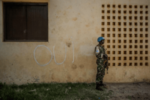 Un Casque bleu de la force onusienne Minusca à Bangui, le 14 décembre 2015. © AFP