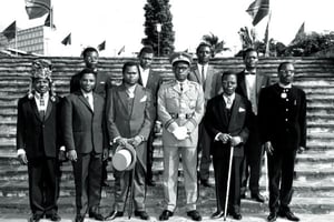 Le lieutenant général Mobutu( (au centre) vers 1966. A sa croite, Etienne Tshisekedi, son ministre de l’Intérieur © Congo-star Kinshasa/archives J.A.