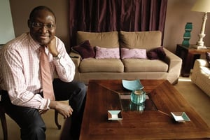 Cyrille Nkontchou (Cameroun), financier, Associé fondateur d’Enko Capital et Enko Education Investments en Afrique du Sud.  A son domicile parisien le 10 mai 2007. © Vincent Fournier/Jeune Afrique
