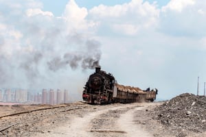 Transport de cendres de charbon près de Fuxin, important centre minier sur les hauts plateaux du Liaoning (Nord-Est). © ZHANG PENG/LIGHTROCKET VIA GETTY IMAGES