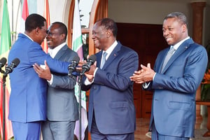 Accolade entre Thomas Boni Yayi et Patrice Talon, le 18 avril 2016, sous l’œil d’Alassane Ouattara et de Faure Gnassingbé. © ISSOUF SANOGO/AFP