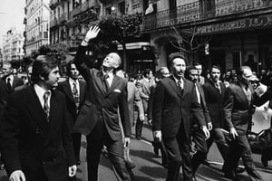 Giscard d’Estaing et Boumédiène dans les rues d’Alger, en avril 1975. © KEYSTONE FRANCE/GETTY IMAGES