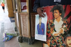 À Atlanta, hommages spontanés au chanteur Américain Prince,  mort le 21 avril 2016 © Ben Gray/AP/SIPA
