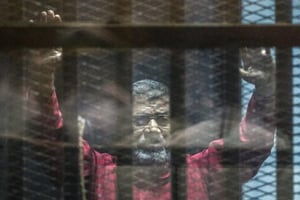 L’ex-président Mohamed Morsi derrière les grillages d’un tribunal du Caire, le 23 avril 2016. © Khaled Desouki/AFP