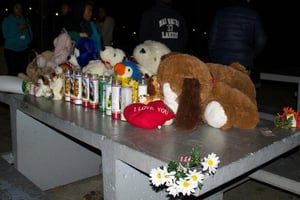 Des peluches, des fleurs et des bougies, le 24 novembre 2014, en mémoire de Tamir Rice, un jeune habitant de Cleveland de 12 ans, abattu par un policier. © JORDAN GONZALEZ /AFP