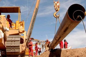 Ouvriers chinois installant un pipeline au Kazakhstan. © AP/SIPA