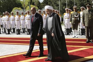Le président iranien Hassan Rohani (à droite) accueille le président sud-africain Jacob Zuma (à gauche) en visite officielle pour la première fois à Téhéran. Photo prise au Saadabad palace à Téhéran, Iran, le dimlanche 24 avril 2016. © AP/SIPA
