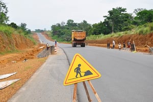 Environ deux tiers des financements de la BAD au Gabon ont été destinés aux infrastructures routières. Ici, les travaux de la route entre Fougamou et Mouila dans la Ngounié au Sud du Gabon, en décembre 2011. © Tiphaine Saint-Criq pour Jeune Afrique