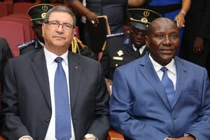 Le premier ministre ivoirien Daniel Kablan Duncan (à droite) et son homologue tunisien Habib Essid (à gauche) lors du 1er forum économique ivoiro-tunisien à Abidjan, le 25 avril 2016 © Gouv.ci / Twitter