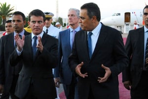 Mehdi Jomâa et Manuel Valls lors de la visite de ce dernier à Tunis © HD/AP/SIPA