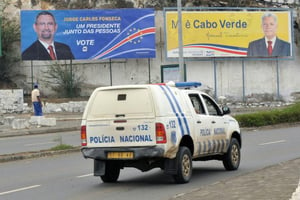 La police dans la ville de Praia en août 2011. © Seyllou/AFP