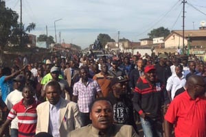 Des manifestants autour de Moïse Katumbi, fraîchement passé à l’opposition, le 24 avril 2016 à Lubumbashi. © DR