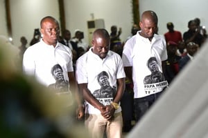 Les membres du groupe ivoirien Magic System rendent hommage à Papa Wemba, le 27 avril 2016 à Abidjan. © Issouf Sanogo/AFP