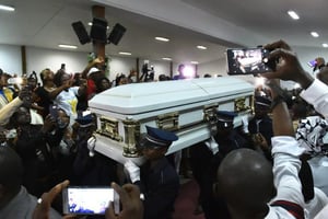 Des hommes portent le cercueil de Papa Wemba, le 27 avril 2016 à Abidjan. © Issouf Sanogo/AFP