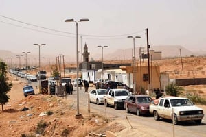 File d’attente à proximité de la ville de Dehiba, à la frontière de la Tunisie et de la Libye, en mai 2011. © Chokri Mahjoub/AP/SIPA