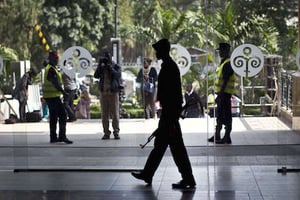 Un policier kényan surveille l’entrée du centre commercial Westgate à Nairobi, le 14 juillet 2015. © Ben Curtis/AP/SIPA