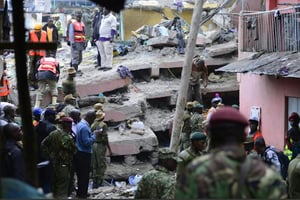 Des forces de sécurité kényanes cherchent des survivants dans les décombres de l’immeuble effondré à Nairobi, le 30 avril 2016. © AFP