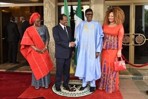 Paul Biya, Muhamadu Buhari et leurs épouses, le 3 mai à Abuja. © Compte Twitter de la présidence camerounaise.