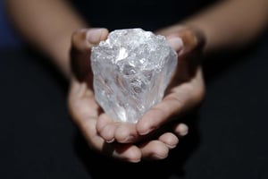 Le diamant botswanais présenté à New York par la maison de vente aux enchères Sotheby’s le 4 mai. © Seth Wenig/AP/SIPA