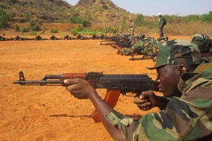 Des militaires maliens à l’entraînement, à Koulikoro, en juillet 2013. © Baba Ahmed/AP/SIPA