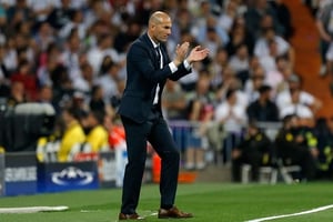 Zinédine Zidane applaudit ses joueurs après la qualification du Real Madrid en finale de la Ligue des champions le 4 mai 2016. © Francisco Seco/AP/SIPA