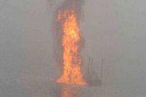 Incendie sur une plateforme de Chevron dans le delta du Niger, le 17 janvier 2012. © AP/SIPA