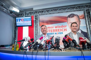 Norbert Hofer (à g.) et Heinz-Christian Strache, le président du FPÖ, au cours d’une conférence de presse à Vienne, le 26 avril. © EFE/CHRISTIAN BRUNA/MAXPPP