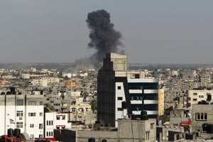 De la fumée monte de la ville de Rafah, dans la bande de Gaza, après des frappes de l’armée israélienne le 5 mai 2016. © AFP