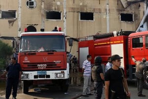 Des pompiers interviennent après un incendie dans une usine au Caire, en juillet 2015. © AFP