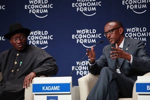 Le président rwandais Paul Kagamé au côté de l’ancien président nigérian Goodluck Jonathan lors de l’édition 2014 du Forum économique mondial sur l’Afrique à Abuja au Nigeria. © Sunday Alamba/AP/SIPA