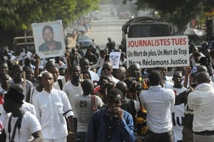 Des journalistes guinéens manifestent le 8 février 2016 à Conakry après la mort d’un de leur confrère, trois jours plus tôt. © AFP