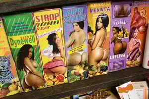 Des produits « élargissants » pour se grossir les fesses en vente sur le marché de Treichville, en banlieue d’Abidjan, le 23 juillet 2015. © SIA KAMBOU/AFP