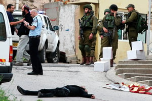 Le 24 mars, à Hébron, un assaillant palestinien déjà neutralisé est froidement exécuté par un soldat franco-israélien d’une balle dans la tête. © HAZEM BADER/AFP