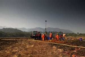 Ouvriers de Sable Mining sur le site du projet minier Kpo Iron Ore au Liberia. © www.sablemining.com/