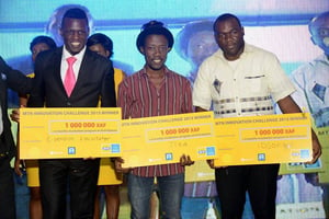 Les trois lauréats du concours Yellow de MTN Cameroun, dont « Djangui », à droite. © Compte Twitter de Djangui.