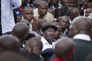 Raila Odinga entouré de manifestants le 5 mai 2016 à Nairobi. © Ben Curtis/AP/SIPA