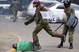 Un policier kényan frappant un manifestant le 16 mai à Nairobi. © Ben Curtis/AP/SIPA