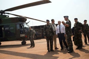 Des soldats français de l’opération Sangaris s’adressant au ministre Jean-Yves Le Drian. © Rebecca Blackwell/AP/SIPA