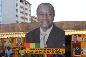 Panneau de soutien au président Alpha Condé lors de la présidentielle d’octobre 2015. © Youssouf Bah / AP / SIPA