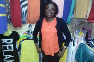 Edite dans sa boutique de vêtements à Yaoundé