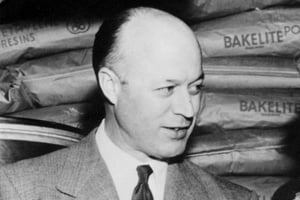 Earl S. Tupper en 1951, fondateur de Tupperware, entreprise dont le succès reposa sur le multi-level marketing. © AP/SIPA