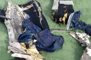 Une photo diffusée le 21 mai 2016 sur la page Facebook du porte-parole de l’armée égyptienne montrant des débris trouvés dans la mer Méditerranée après le crash de l’Airbus A320. © AFP