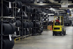 Michelin a besoin de 900 000 tonnes de caoutchouc par an pour assurer sa production de pneus. © Rainier Ehrhardt/AP/SIPA